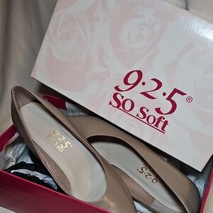 SoSoft 9 2 5 Classic Taupe Leather Pump Womans Size 6